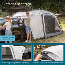 Zelt mit geöffneter Heckklappe eines Autos. Eine Person montiert das Zelt, eine weitere steht daneben.