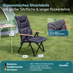 Schwarzer Gartenstuhl mit breiter Sitzfläche und langer Rückenlehne auf einer Wiese. Maßangaben sind daneben.