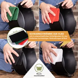 Scheuerpads in verschiedenen Farben liegen in den Händen einer Person. Diese reinigen eine gusseiserne Pfanne.