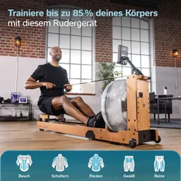 Rudergerät aus Holz mit einer Person, die trainiert. Sie sitzt mit Rudergriff und blickt nach vorne. Helle Fenster im Hintergrund.