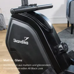 Schwarz lackiertes Fitnessgerät mit dem Logo „Skandika“. Sichtbare obere und seitliche Teile, matte und glänzende Oberflächen.