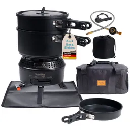 Campingkocher in Schwarz mit zwei Töpfen, einer Pfanne, einem Gasschlauch und einer Tasche. Zubehör auf einer grauen Matte.