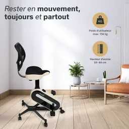 Bürostuhl mit Pedalen, drehbar auf Rollen. Neben dem Stuhl ein Tisch mit Topfpflanze und einem Sessel. Helle Wand.