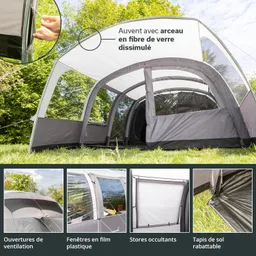 Bild eines vielseitigen Pavillons mit offenem Dach, der mit grauem und transparentem Material gestaltet ist. Sichtbare Details: Ventilationsöffnungen, Kunststofffenster, Verdunkelungsrollos und abnehmbarer Boden. Umgeben von Rasen und Bäumen.
