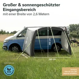 Ein blauer Van steht auf einem grünen Feld neben einem Sonnenschutz mit seitlichen Wänden, der 2,6 Meter breit ist.