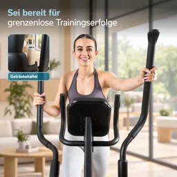 Frau steht lächelnd an einem Trainingsgerät, hält die Handgriffe. Im Hintergrund ein Getränkehalter mit Flasche.