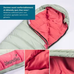 Schlafsack in grün und pink, teilweise geöffnet, mit einem Logo. Text beschreibt Komfort und Materialeigenschaften.