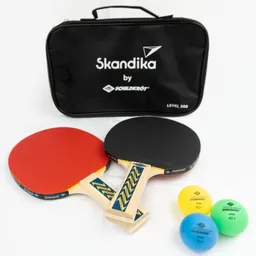 Tischtennisset mit zwei Schlägen (einer rot, einer schwarz) und drei bunten Bällen (gelb, grün, blau) in einer schwarzen Tasche.