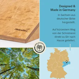 Holzplatte aus Birke mit Skandika-Logo, Text über Herstellung in Deutschland, darauf Baumkronen und eine Karte Deutschlands.