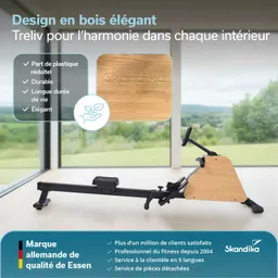 Rudergerät mit eleganter Holzoptik vor großen Fenstern, die eine Landschaft zeigen. Branding "Skandika" sichtbar.