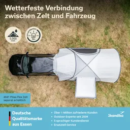 Dachzelt auf einem Fahrzeug, umgeben von Wiese. Markenlogo und Informationen zur Produktqualität am unteren Bildrand.