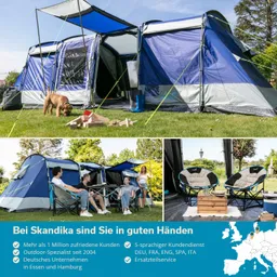 Ein großes Zelt steht auf einer Wiese, daneben ein Hund und Holzspielzeug. Im unteren Bereich sind Menschen in Campingstühlen und ein Tisch zu sehen, umgeben von Bäumen.