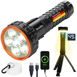 Taschenlampe mit sechs LEDs, orangefarbener Front, Ladegerät, Smartphone mit Ladeanzeige, USB-Kabel und Stativ.