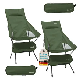 Zwei grüne Campingstühle mit Gestell, einer mit Fußstütze. Ein Stuhlabzeichen mit Angaben zur Marke und einem Packmaß ist sichtbar.