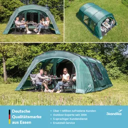 Grünes Zelt auf einer Wiese mit mehreren Personen, die an einem Tisch sitzen und Getränke halten. Umgeben von Bäumen.