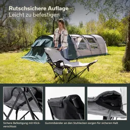 Ein Zeltplatz mit zwei Zelten im Hintergrund, eine Person befestigt eine rutschsichere Auflage auf einem Stuhl.