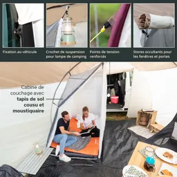 Zeltinneneinrichtung mit Schlafkabine, Matratzen, Lampen, Tisch und zwei Personen, die surfen. Fenstervorhänge sind sichtbar.