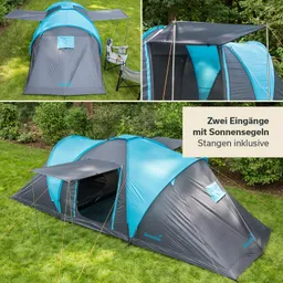Zelt mit zwei Eingängen und Sonnensegeln in Blau und Grau auf einer Wiese, mit einem Campingstuhl daneben.