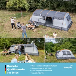 Zelt in der Landschaft, Personen sitzen und essen am Tisch, andere sprechen oder grillen. Grüne Bäume im Hintergrund.