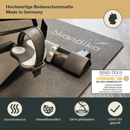 Bodenschutzmatte in Schwarz mit dem Logo „skandika“ und einem Teil eines Fitnessgeräts im Vordergrund.