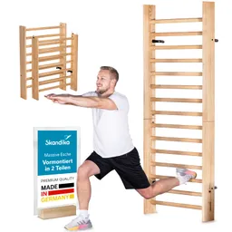 Holzgerät mit mehreren horizontalen Stangen, neben einer Person in Sportkleidung, die eine Dehnübung ausführt.