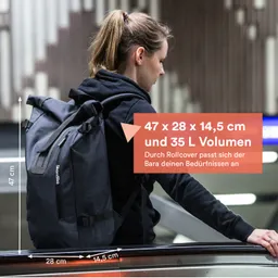 Grauer Rucksack auf einer Person, Maße und Volumen in Textform. Hintergrund mit verschwommenen Strukturen.