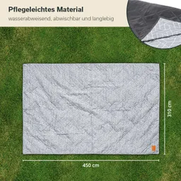 Eine rechteckige Decke mit grafischem Muster auf grünem Gras. Abmessungen: 450 cm x 310 cm. Ecke mit Logo.