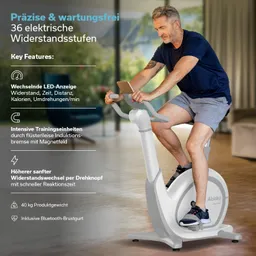 Smartphone auf einem Halter an einem Fitnessgerät, Bildschirm zeigt Landschaft und Trainingsdaten. Textinformationen zu Kinomap-Zugang.