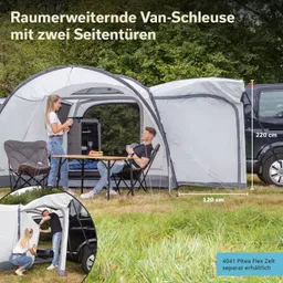 Raumerweiternde Van-Schleuse mit zwei Seitentüren. Zwei Personen sitzen an einem Tisch, im Hintergrund ein Van und grüne Wiese.