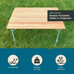 Faltbarer Tisch aus Bambus mit den Maßen 100 x 65 cm, auf einer Wiese platziert. Grafische Informationen zu Eigenschaften darunter.