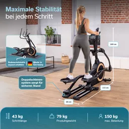 Elipsentrainer im Innenraum, Person nutzt das Gerät, umgeben von Fenstern und Pflanzen. Maße und Produktdetails eingeblendet.