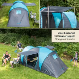 Zelt mit blauer und grauer Plane auf grünem Rasen, zwei Eingänge und Sonnensegel. Zwei Personen sitzen, ein Junge spielt.