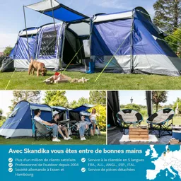 Ein großes Zelt in Blau- und Grautönen steht auf Rasen. Ein Hund schnüffelt im Vordergrund. Unten sind Personen in Campingstühlen zu sehen, umgeben von Bäumen und einer Lampe.