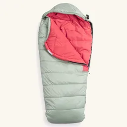Grüner Schlafsack mit rotem Innenfutter, halb geöffnet, auf hellem Hintergrund.