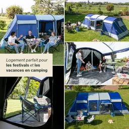 Mehrere Personen sitzen in blauen und grauen Zelten, umgeben von Wiese und Bäumen. Es sind Campingstühle und Tische sichtbar.