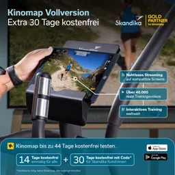 Tablet mit Trainingsvideos auf einem Gerät, Hand mit Fitnessuhr, Werbetext zu Kinomap und Skandika. Hintergrund unscharf.