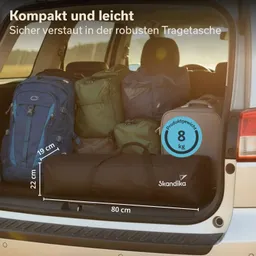Rucksack und Taschen in einem offenen Kofferraum, Maße und Gewicht eines Produkts sind sichtbar.