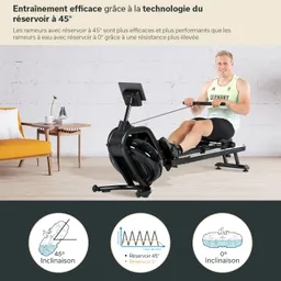 Rudergerät mit Fahrer, der an einem Bildschirm sitzt. Im Hintergrund eine orangefarbene Couch und ein Tisch. Informationstexte zu Rudergerät-Technologie.