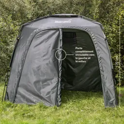 Graues Zelt mit offener Tür, die zur Seite gerollt werden kann. Umgeben von grünem Gras und Gehölz. Höhe 170 cm.