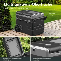 Multifunktionale Kühlbox mit Schneidebrett, LED Touch Display und Getränkehaltern, auf Holzterrasse im Garten.