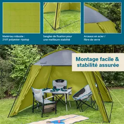 Gruene Gartenmarkise mit Stühlen und Tisch auf Rasen, umgeben von Bäumen. Textinformationen zu Materialien und Montage.