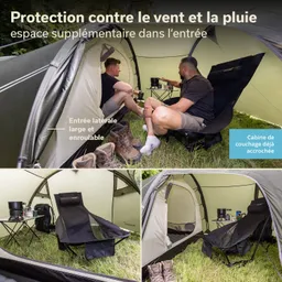 Zelt mit zwei Personen, die auf Stühlen sitzen. Neben ihnen steht ein Tisch mit Kochutensilien. Boots stehen am Zeltboden.