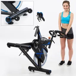 Das Bild zeigt ein schwarzes Spinning-Bike mit blauen Akzenten. Eine Person steht daneben und zeigt das Fahrrad. Oben links ist ein Detailbild des Fahrradrahmens und der Rollen sichtbar.