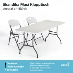 Grauer Klapptisch mit zwei weißen Klappstühlen auf einfarbigem Hintergrund. Textinformationen über Marke und Service.
