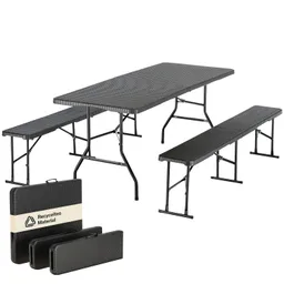 Ein faltbarer Tisch mit zwei Bänken in Schwarz, aus recyceltem Material, neben drei zusammenklappbaren Elementen.