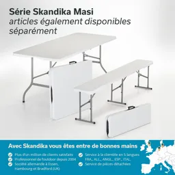 Tisch und Bank der Serie Skandika Masi in Weiß mit zusammengeklapptem Tisch. Textinformationen in mehreren Sprachen.
