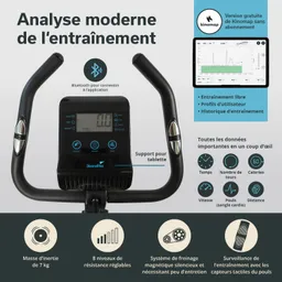 Anzeige eines Heimtrainers mit einem Display, Bluetooth-Symbol, Halterung für Tablets und verschiedenen Trainingsdaten.