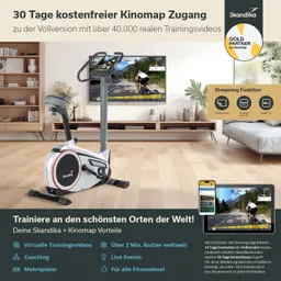Ein Heimtrainingsgerät steht im Vordergrund, neben einem Fernseher, der ein Fahrradfahrer-Trainingsvideo zeigt. Im Hintergrund ist eine moderne Wohnzimmereinrichtung zu sehen. Auf einem Tablet sind weitere Trainingsinformationen abgebildet.