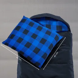 Schlafsack mit blau-schwarz kariertem Kopfkissen. Maße des Kissens: 45 cm, Schlafsackbreite: 40 cm.