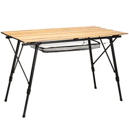 Klappbarer Tisch mit einer Holzplatte und einem schwarzen Metallgestell, darunter ein Netzregal.